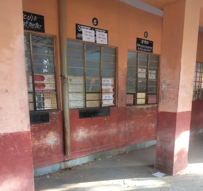परिवहन कार्यालय की खिड़कियां बंद, काम नहीं होने से वाहन स्वामी परेशान