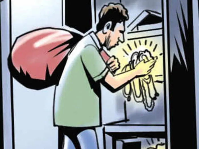 दुकान का ताला तोड़,ले उड़े लाखों का सामान-नकदी
