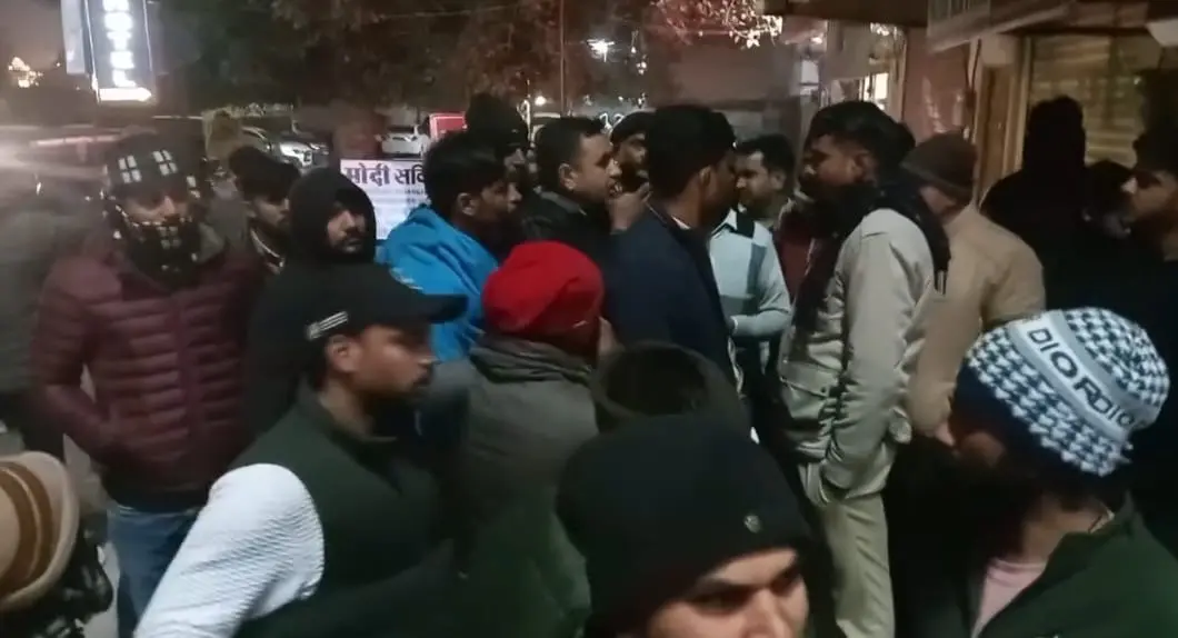 हथियारों से लैस युवक होटल में घुसे,मची अफरा तफरी