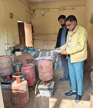 18 घरेलू गैस सिलेंडर, 2 इलेक्ट्रॉनिक कांटे व 3 रिफिलिंग मशीन जब्त