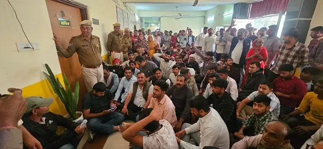 होटल सीज नोटिस के विरोध में उमड़ा जनआक्रोश,निकाला पैदल मार्च