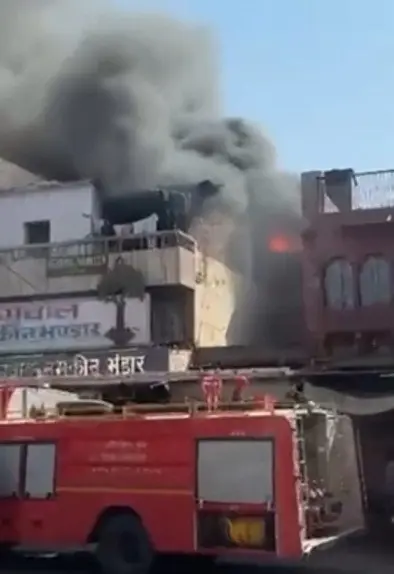 नमकीन की दुकान में भड़की आग,मची अफरा तफरी
