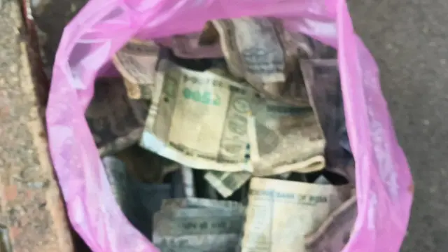 शहर के इस क्षेत्र में सीवरेज लाइन चैम्बर में मिले 500-500 के नोट