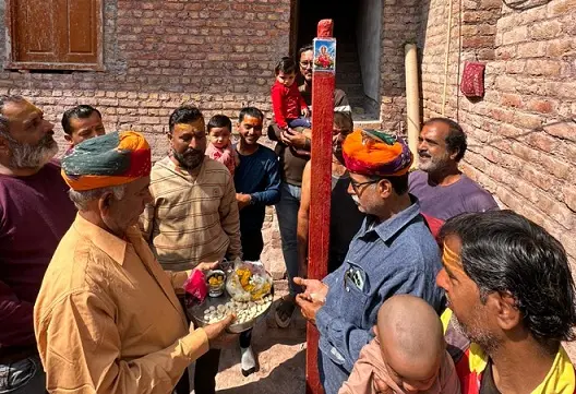थंब पूजन के साथ होली की मस्ती शुरू,अब होगा रम्मतों का दौर