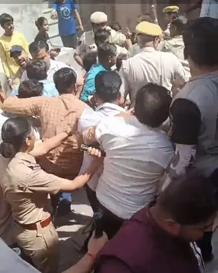 मीटर और केबल बदलने को लेकर विवाद, निजी बिजली कंपनी के कर्मियों को दौड़ा-दौड़ाकर पीटा