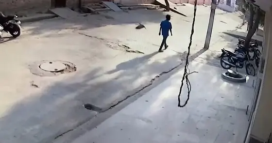 घर के बाहर खड़ी मोटरसाइकिल पार