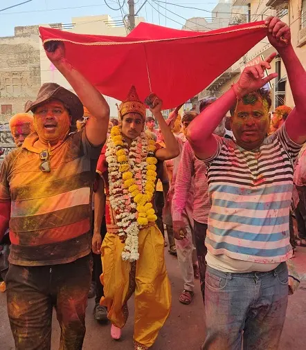 समूचे शहर ने ओढ़ी सतरंगी चुनर, छाई होली की मस्ती