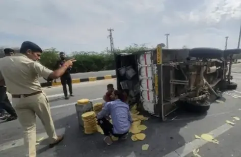 अनियंत्रित होकर पिकअप ने खाया पलटा,दो जने गंभीर घायल