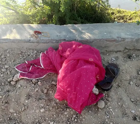 सुसाइड नोट छोड़कर दो बेटियों के साथ महिला लापता