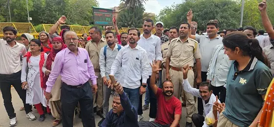 पीबीएम के संविदाकर्मियों-सुरक्षा गार्डों का संघर्ष जारी