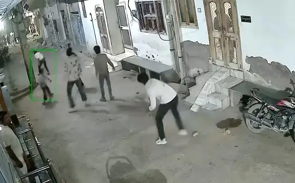 दो समुदाय में जमकर चले पत्थर,लाठी-डंडे