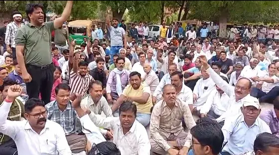 पुलिस की पकड़ से दूर है चौकीदार का हत्यारा,परिजनों ने नहीं उठाया शव