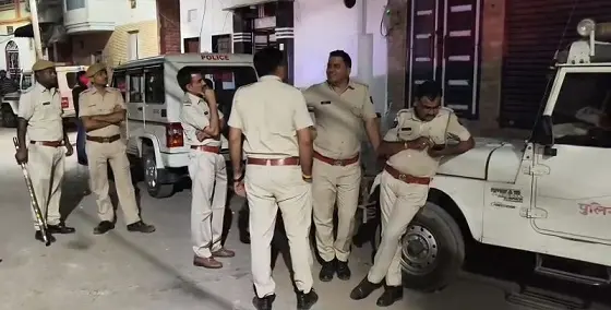 छेड़छाड़ के आरोप के बीच चले पत्थर,भांजी लाठियां,बनी तनाव की स्थिति