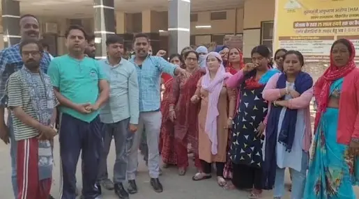 पीबीएम के अटेंडेंट 13 दिनों से हड़ताल पर,जान जोखिम में डालने का मिला ‘इनाम