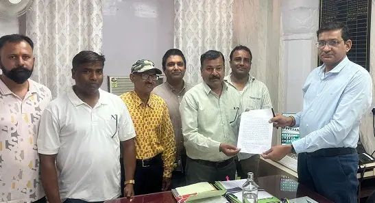 अवैध शराब की दुकान के विरोध में उतरे कॉलोनीवासी