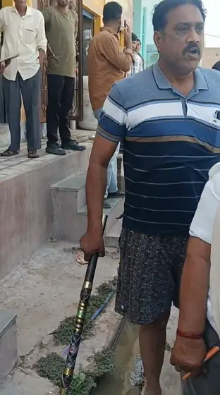 मीटर बदलने को लेकर फिर बवाल,भाजपा नेता ने बजाएं लठ