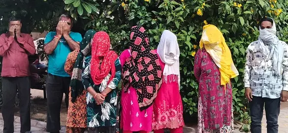 बंद कमरे में अनैतिक गतिविधियां करते आठ दबोचे