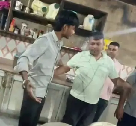 पुलिस पर दबंगई का आरोप,सफाईकर्मी से मारपीट