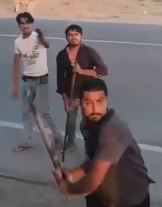 इस टोल प्लाजा पर हमला,लोहे की रोड से कर्मचारियों को पीटा