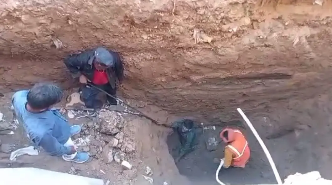 सीवरेज कार्य करते दो श्रमिक गड्ढे में दबे