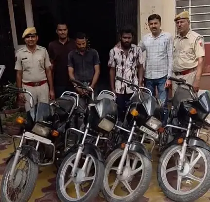 इन मोटरसाइकिल चोरों को पुलिस ने दबोचा,बाइक भी बरामद