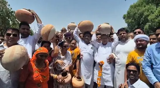 कांग्रेसजन मटकियां लेकर पहुंचे कलक्टर,ये रहा कारण