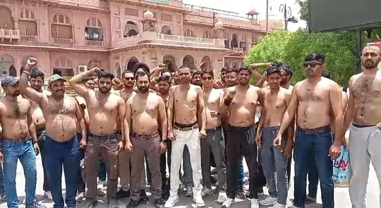 हक के लिए तपती गर्मी में किया अर्द्धनग्न प्रदर्शन
