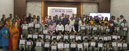 सम्मानित हुए विद्यार्थी एवं अभिभावक