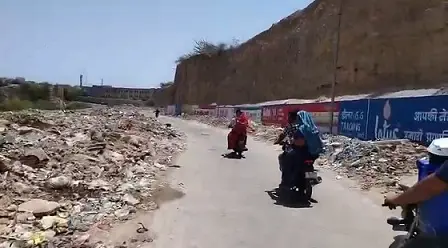 नई बनी 60 फीट सड़क पर कचरे के ढेर,आमजन परेशान