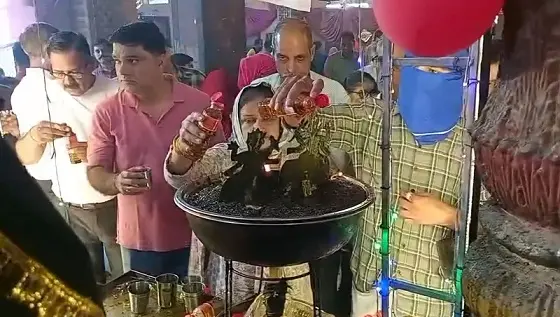 भगवान शनि का तेलाभिषेक,अमावस्या पर चला दान धर्म का दौर