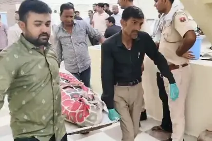प्रौढ़ अपने घर में फांसी के फंदे पर झूला