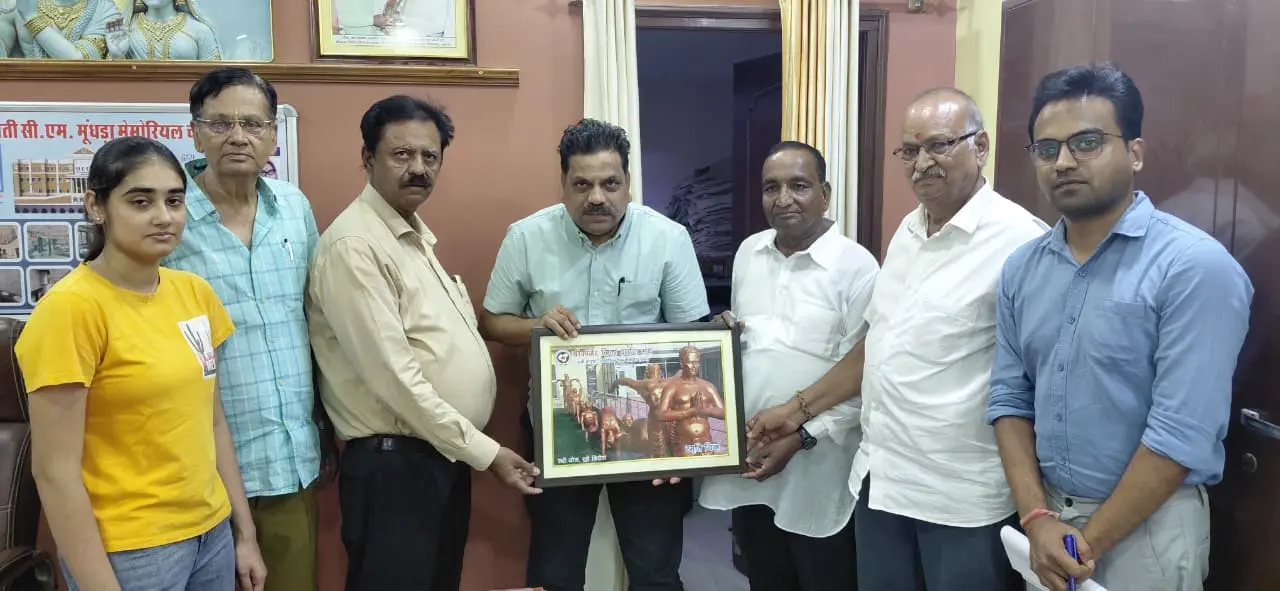 आईएएस खडगावत पहुंचे कर्मचारी राज्य बीमा निगम डिस्पेंसरी में