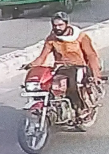 महिला का बैग लेकर फरार हुआ बाइक सवार बदमाश,सीसीटीवी में हुआ कैद