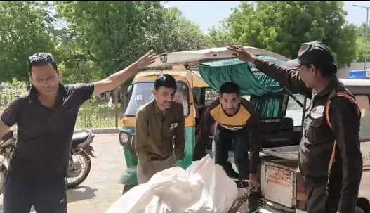 अनियंत्रित ट्रक ने वृद्ध महिला को कुचला