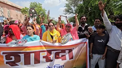 कटोरा-थाली लेकर पहुंचे प्रसूताओं के परिजन,न्याय की मांगी भीख मांगी