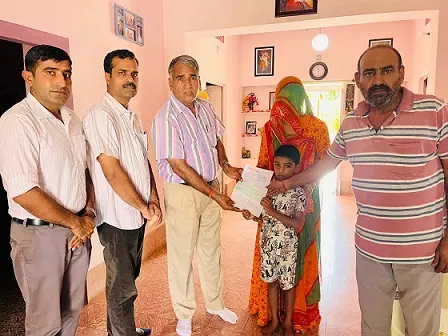 एसडीआरएफ के दिवगंत जवान के आश्रित को दी आर्थिक सहायता