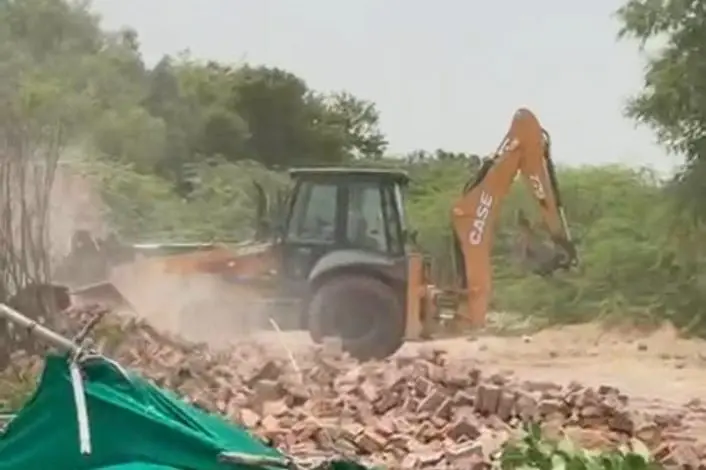 2 हिस्ट्रीशीटरों के कब्जों पर चला बुलडोजर