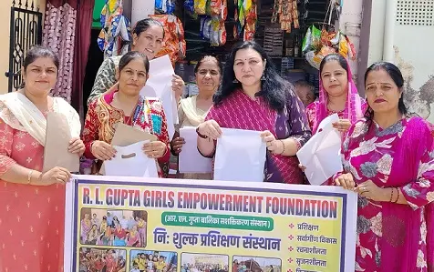 स्वच्छता का दिया संदेश,बांटे कपड़े,कागज़ के बैग