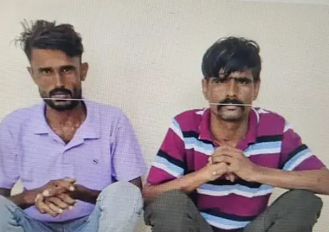 चलते राहगीरों से मोबाइल छीनने वाले दो बदमाश गिरफ्तार