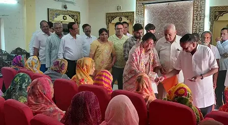 वित्तीय सहायता पाकर खिल उठे धूमावती माताओं के चेहरे