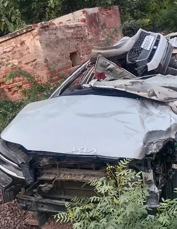 ट्रक और कार की भिड़ंत में महिला की मौत,पति समेत दो गंभीर घायल