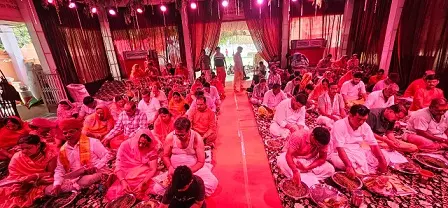 वैदिक मंत्रोचारण के साथ दुर्वा से गणपति का किया अभिषेक