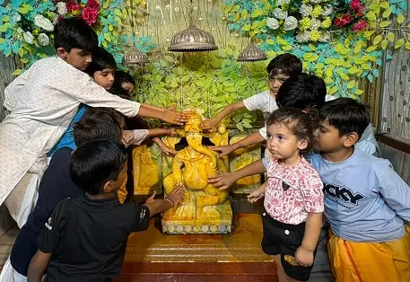 बाल भक्तों ने भगवान गजानन का किया अभिषेक
