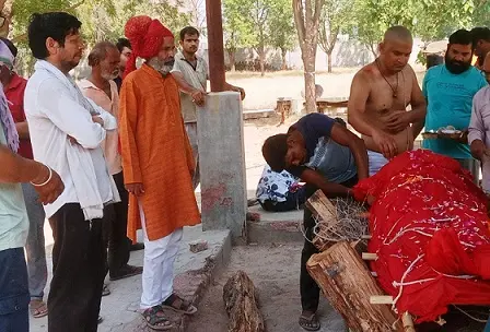 पत्नी को गाजे बाजे से दुल्हन बनाकर व स्वयं दुल्हा बनकर दी अंतिम विदाई