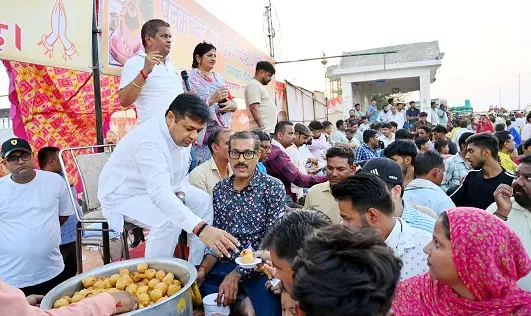 पदयात्रियों की सेवा करना मानवता की पहचान
