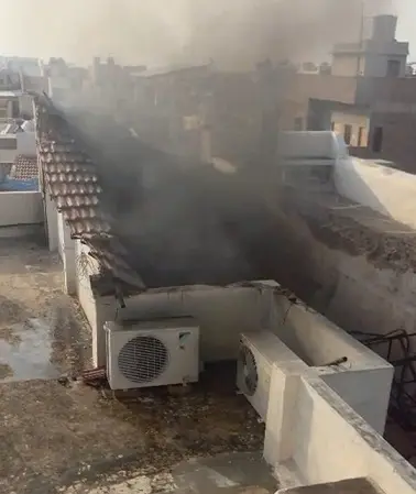 लखोटिया चौक में एक घर में लगी आग
