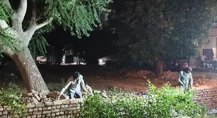 सार्वजनिक पार्क बनाने के बहाने,निजी जमीन पर कब्जे का आरोप,बरसात में चल रहा निर्माण