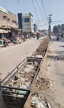 सौंदर्यीकरण के लिए लगाए गए पौधों के पात्र बने कचरा पात्र